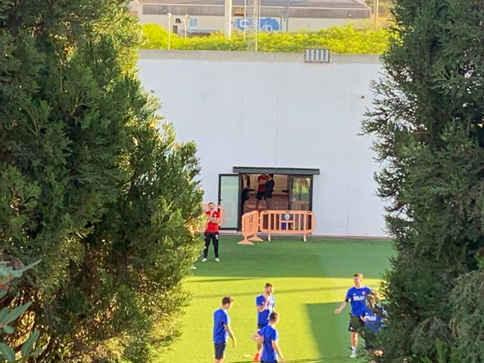 Al fondo se aprecia dentro del gimnasio a Longoria, Mateu y un miembro del cuerpo técnico.