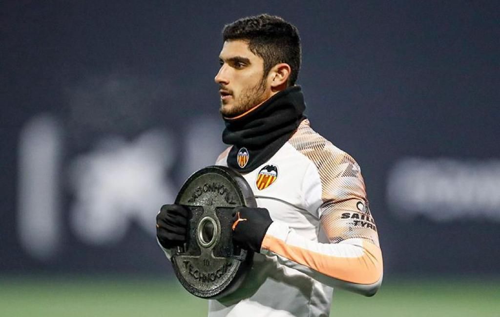  Guedes ya pisa el césped y debería volver a los terrenos de juego antes que Piccini.