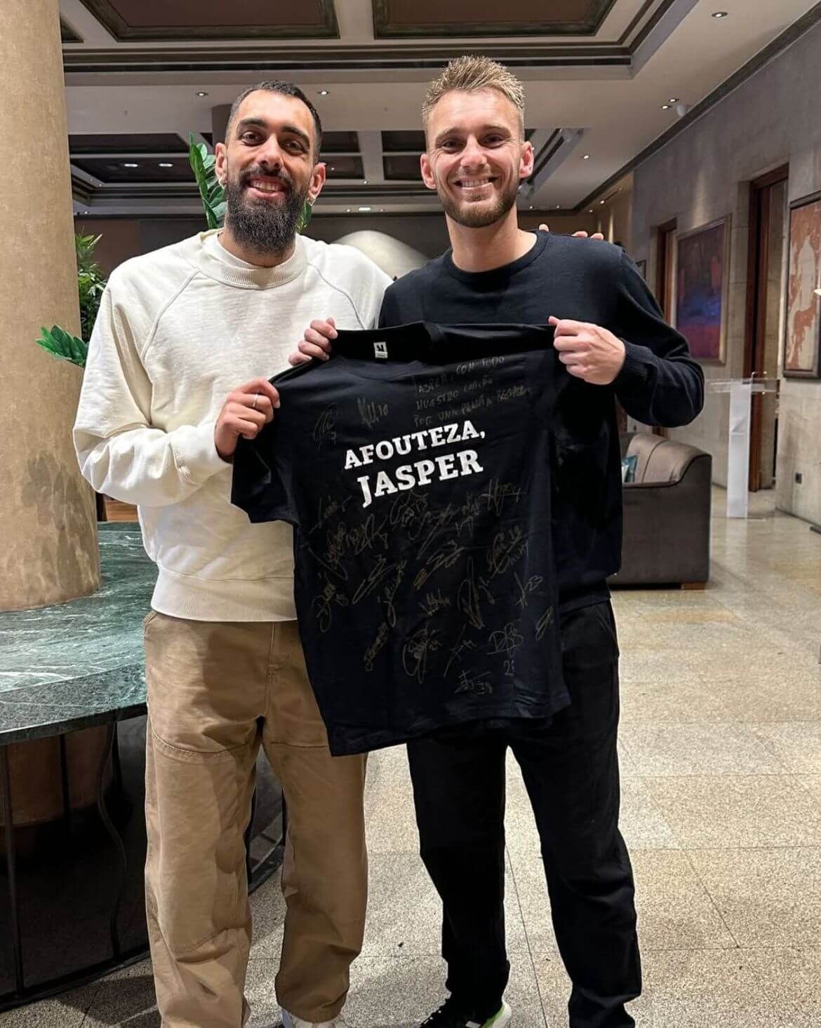  Borja Iglesias y Cillessen, tras la operación del portero.