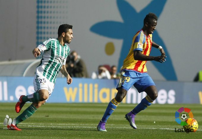 Zahibo salió como mediocentro pero tampoco mejoró al Valencia.