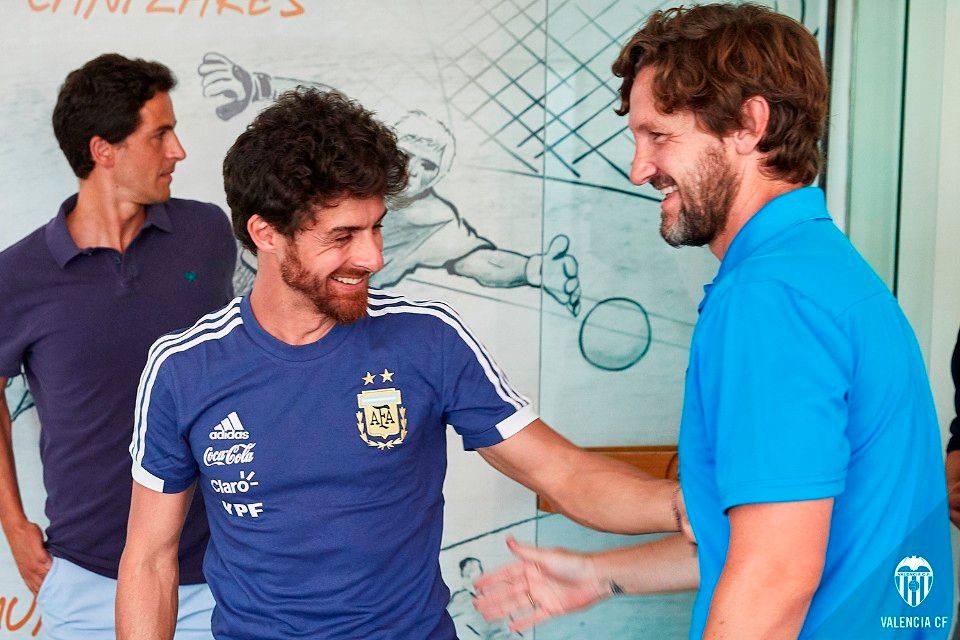  Pablo Aimar saluda a Mista en Paterna.