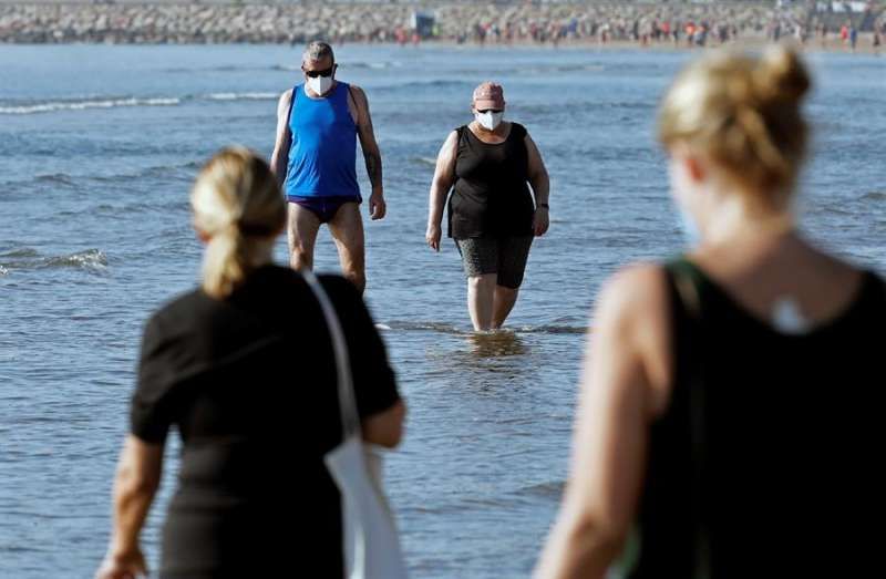 Bañistas con mascarillas en València podrán bañarse en la fase 2