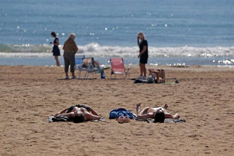  Bañistas en la playa de Alicante