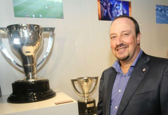Rafa Benítez posa con los títulos que ganó en el Valencia CF.