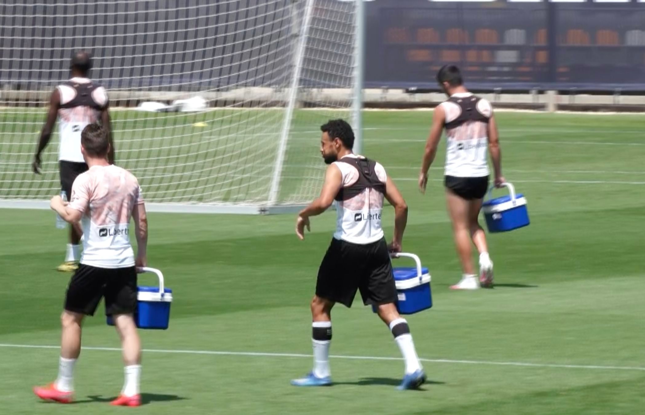  Cada jugador del Valencia CF con su nevera