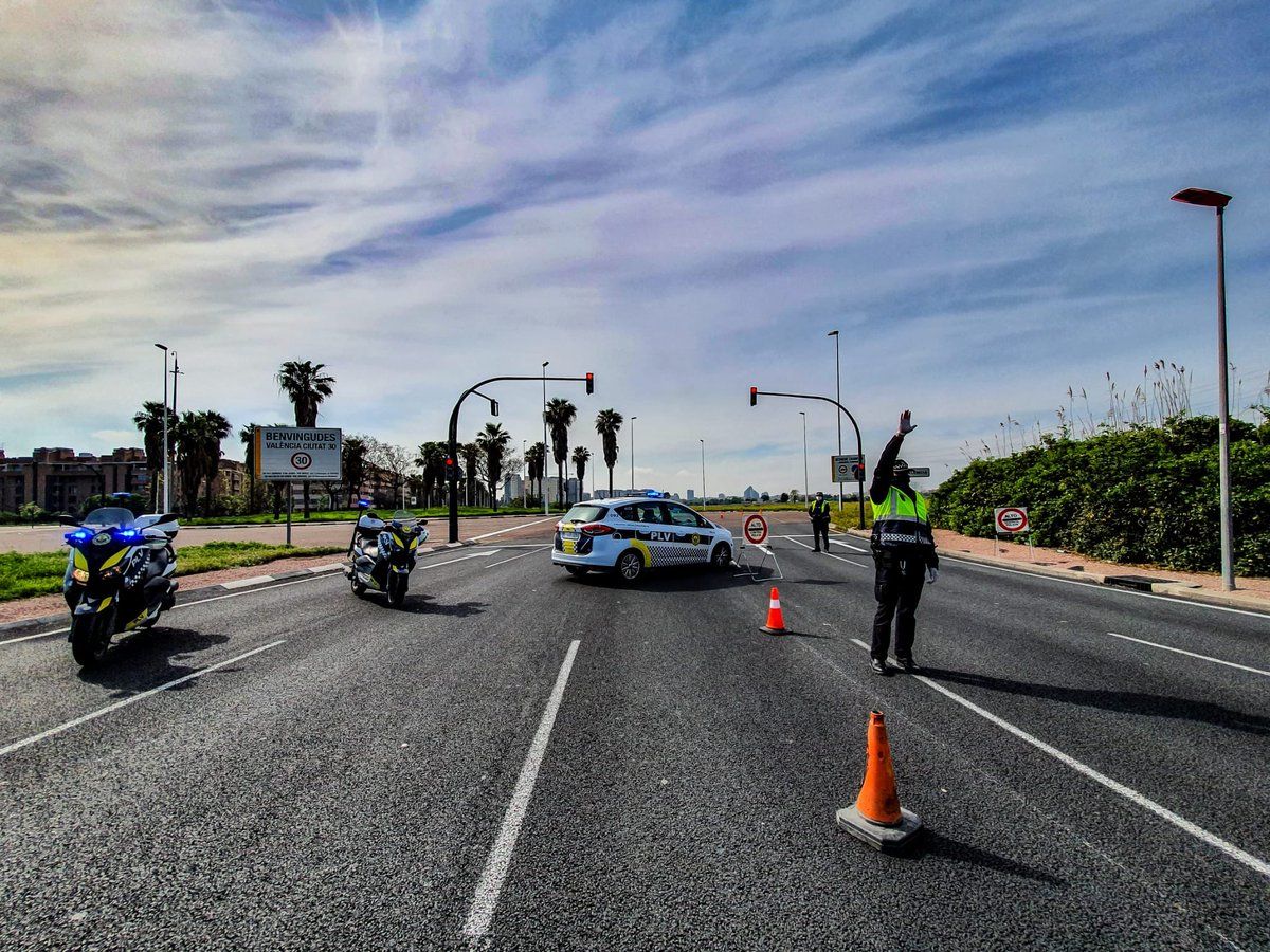 Control de la policía local de València para el uso de mascarillas en los vehículos.