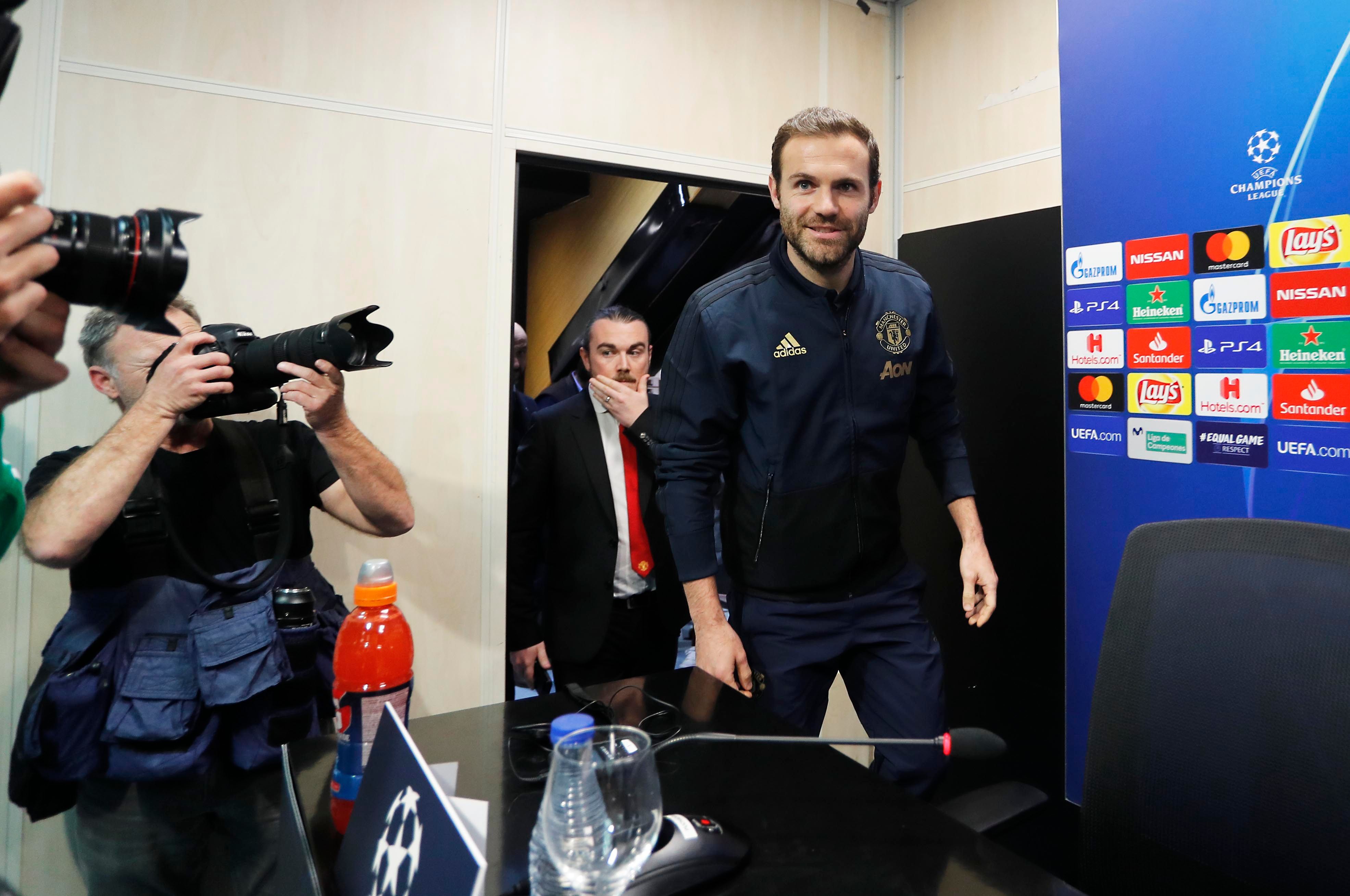  Juan Mata en la sala de prensa de Mestalla.