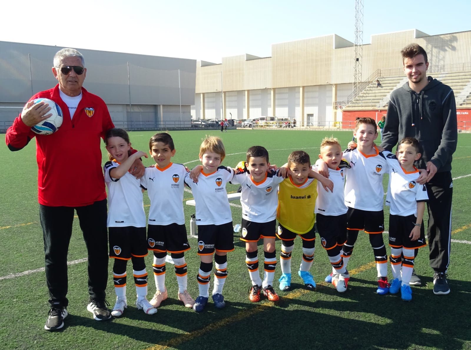 El chileno Juan Catafau, izquierda, entrenador Escuela Futbolistas VCF no llegó a debutar