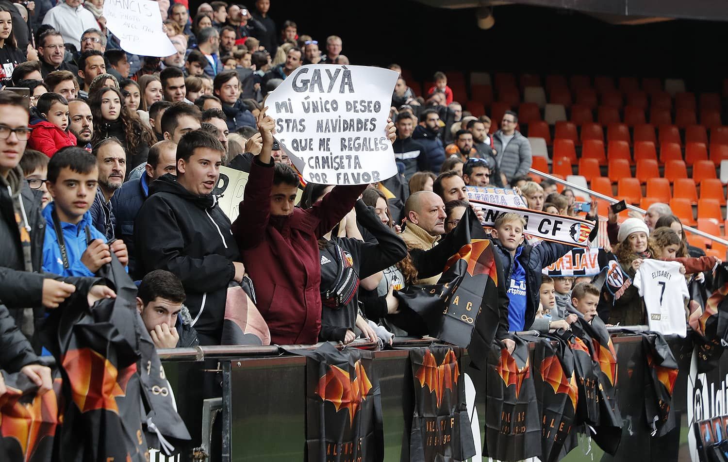  Entrenamiento a puerta abierta del Valencia CF en Mestalla