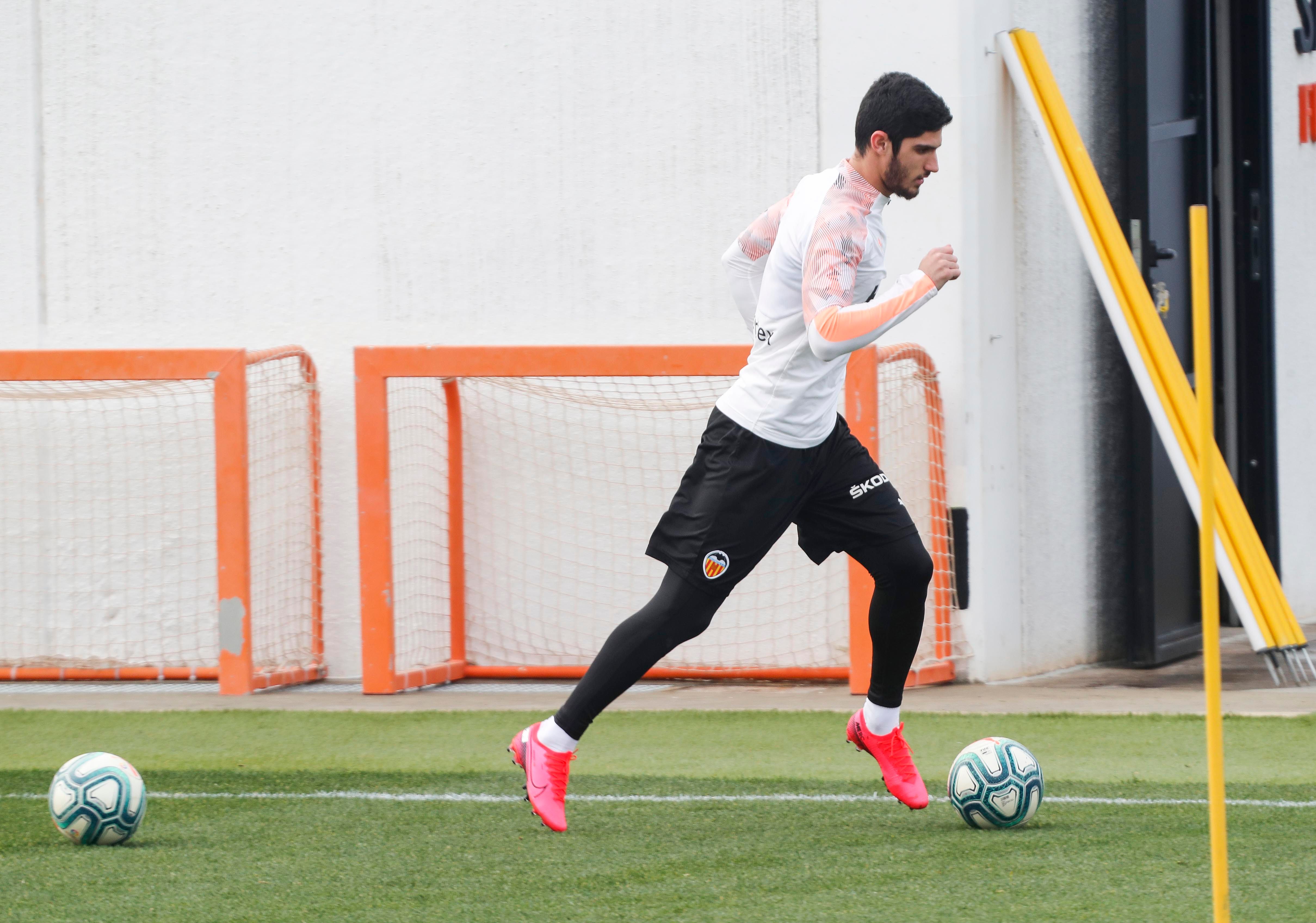  Entrenamiento del Valencia CF con Rodrigo y Guedes