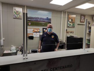  Las oficinas de la Agrupación de Peñas, con mamparas de protección.