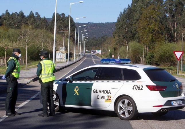  La Guardia Civil realiza un control de carreteras.