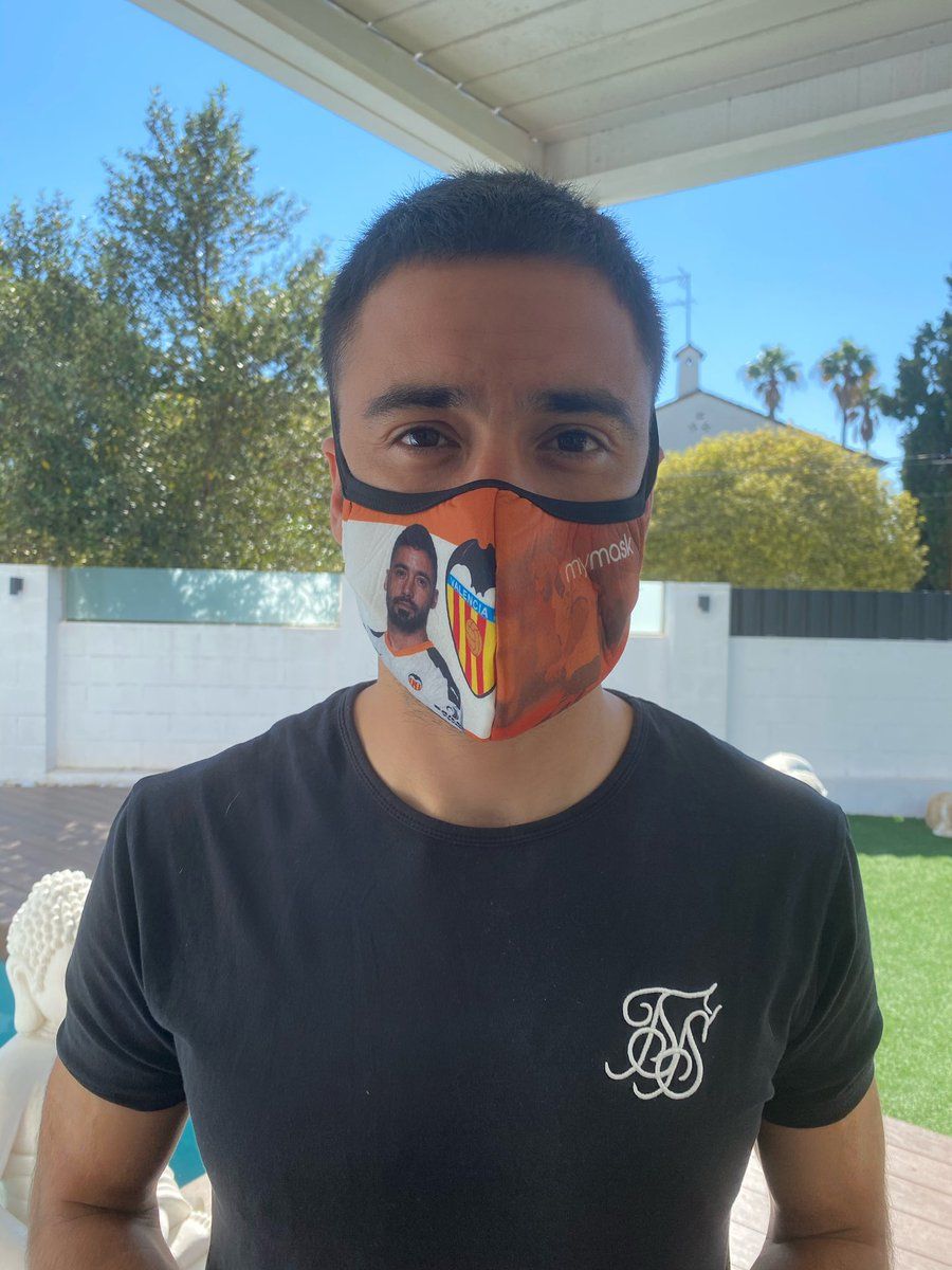  Jaume Costa y la mascarilla solidaria del Valencia CF