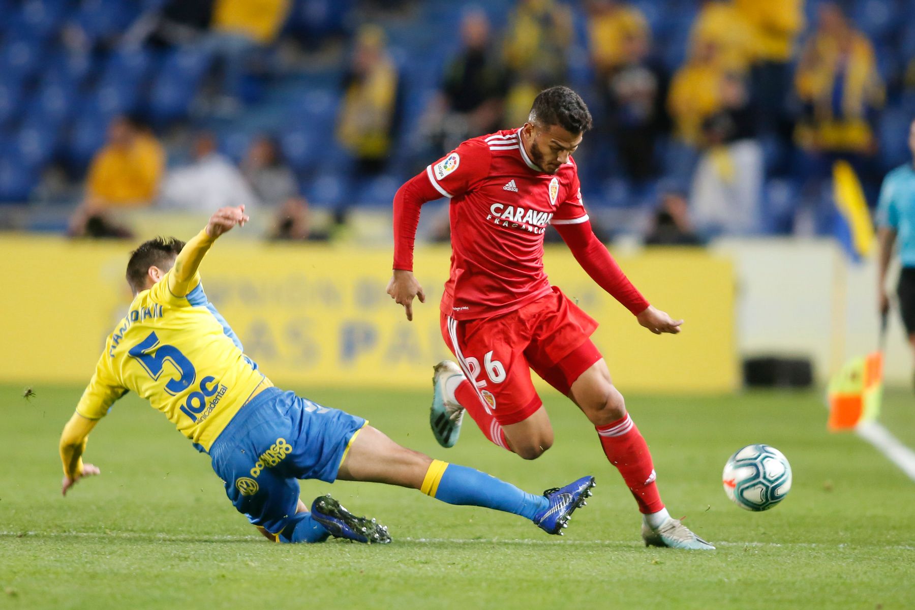  Luis Suárez dribla a un rival de la UD Las Palmas.