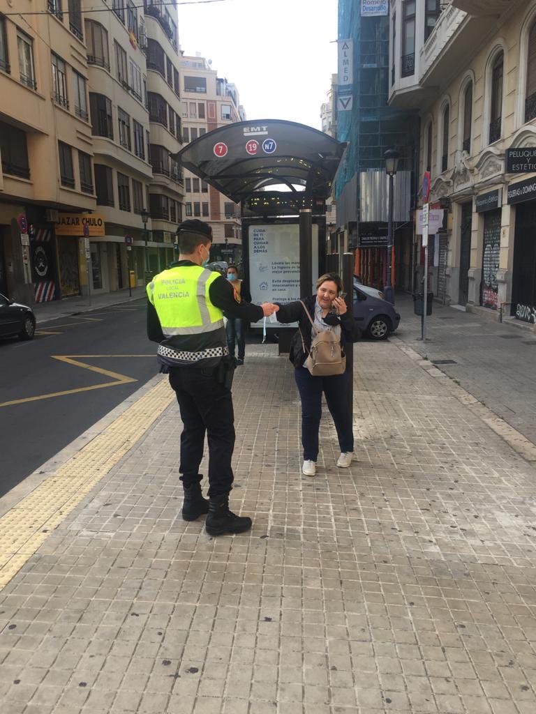  Mascarillas en los servicios públicos repartidas por la policía