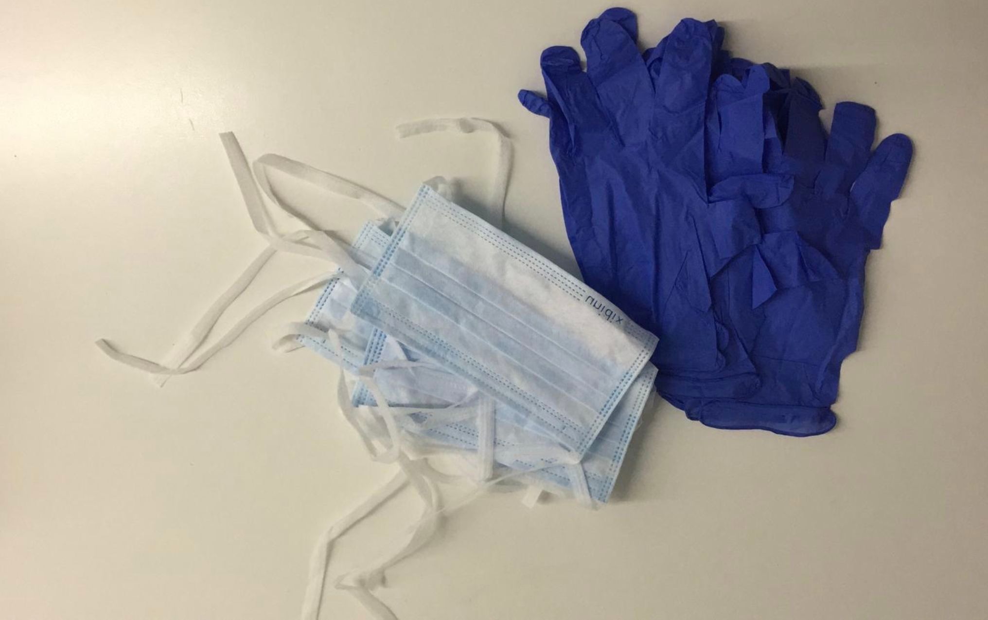 Mascarillas y guantes