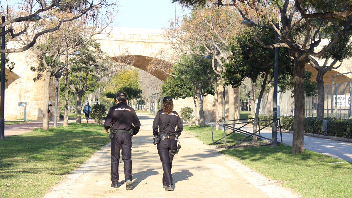  Policía por el río de Valencia vigila que nadie pueda hacer deporte.