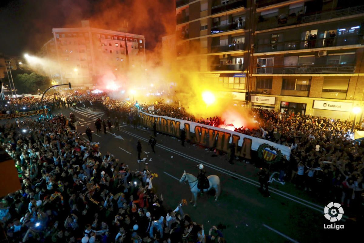  Recibimiento de la afición en Mestalla al autobús del equipo