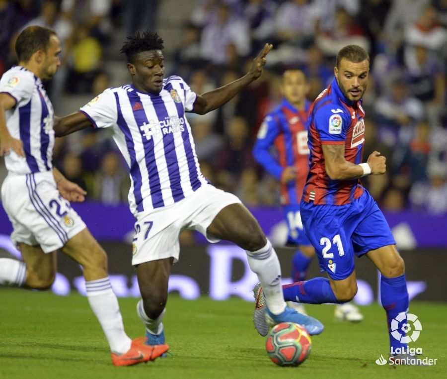  Salisu, con el balón, entre Nacho Martínez y Pedro León.