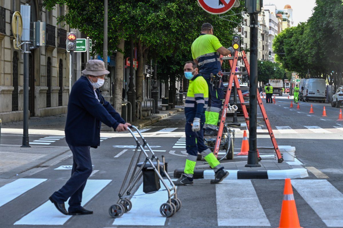  Un ciudadano mayor cruza la calle por Valencia