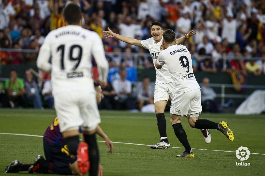 Carlos Soler celebra el gol del Gameiro en la final.