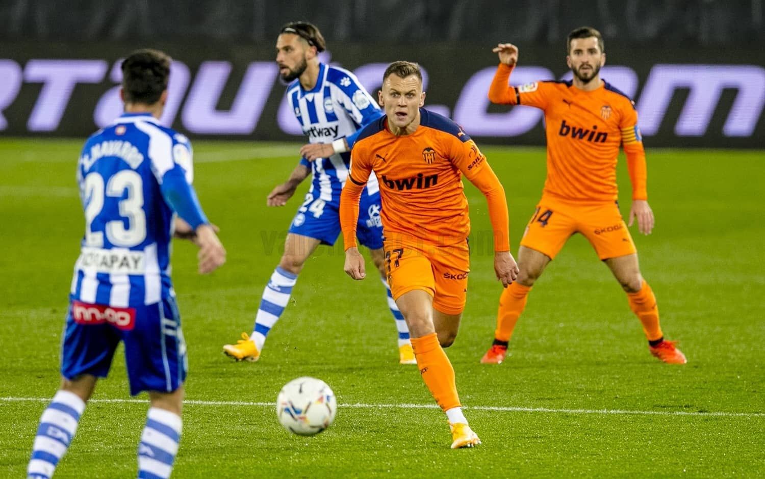  Durante el primer tiempo la banda izquierda fue la más activa en ataque.