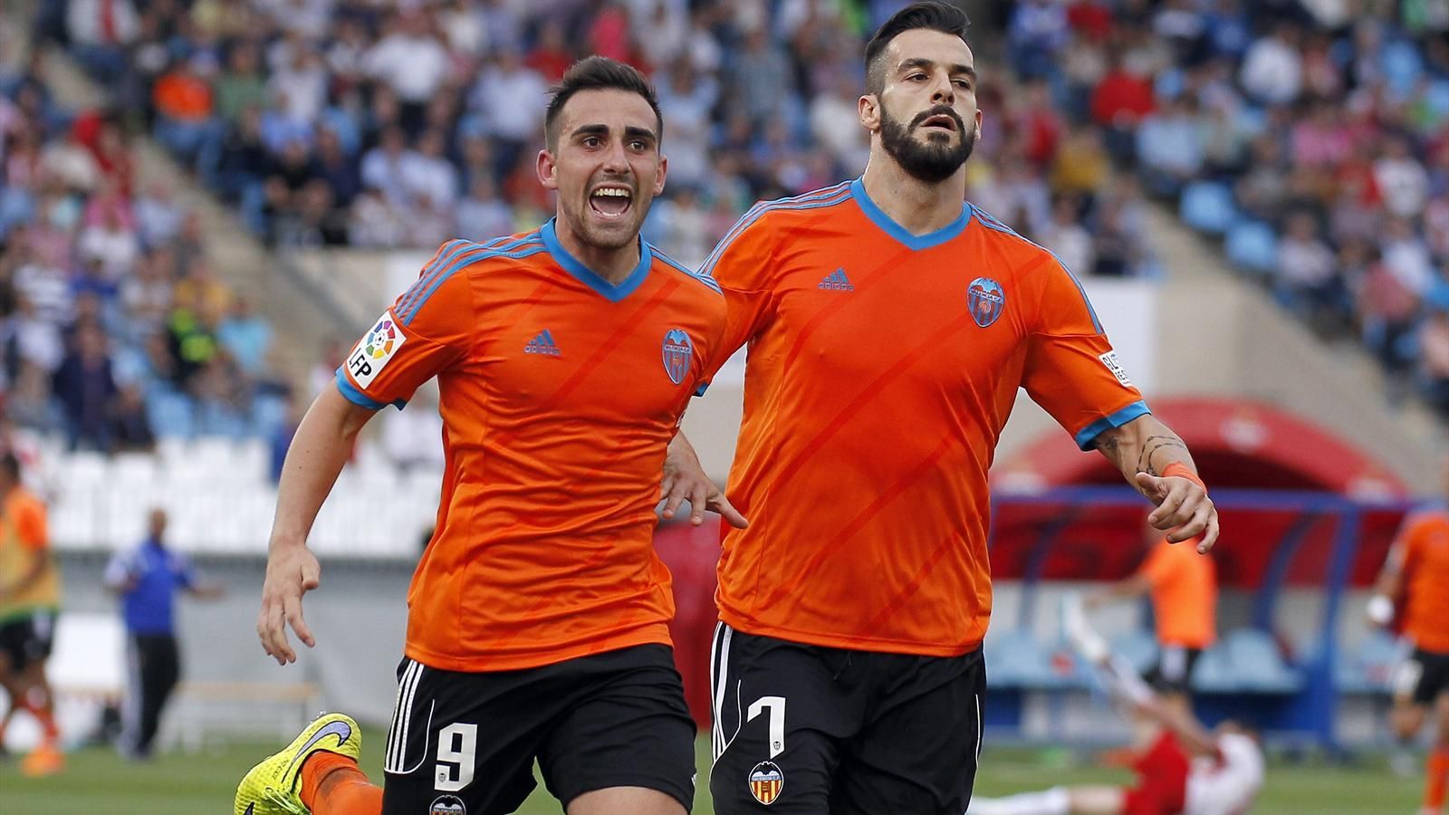  Alcácer y Negredo celebran un gol en Almería en 2015.