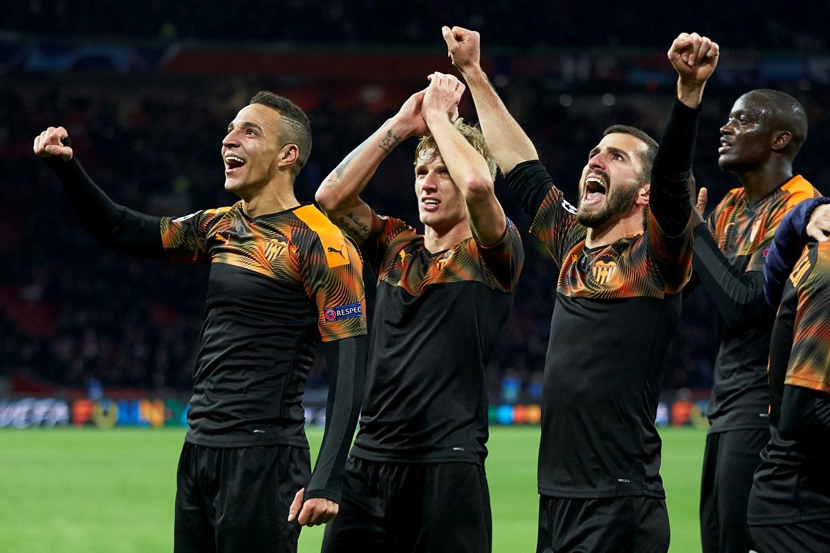 Foto de la celebración sobre el césped tras el Ajax-Valencia