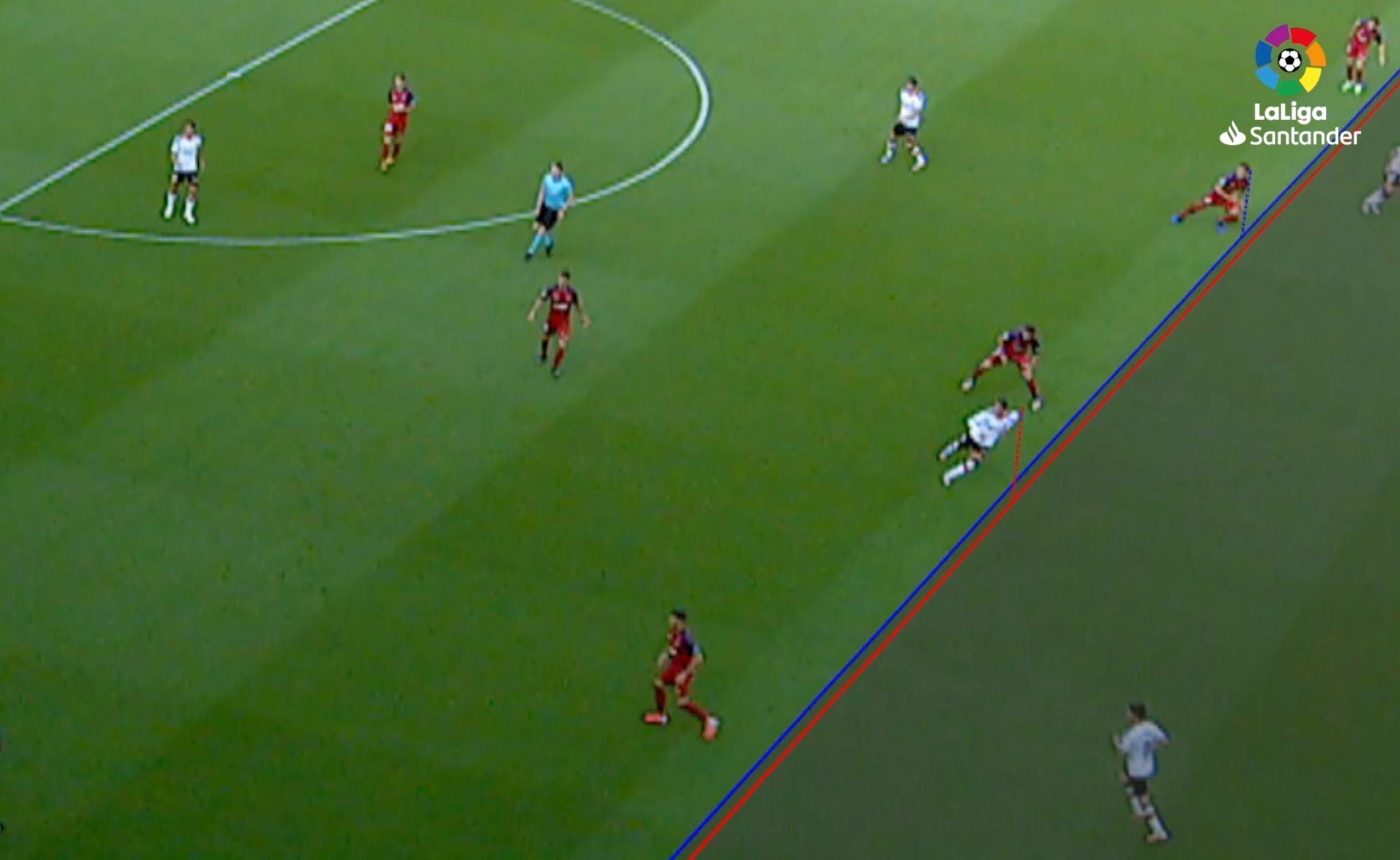 Acción del gol anulado por el VAR a Rodrigo. El segundo en dos partidos.