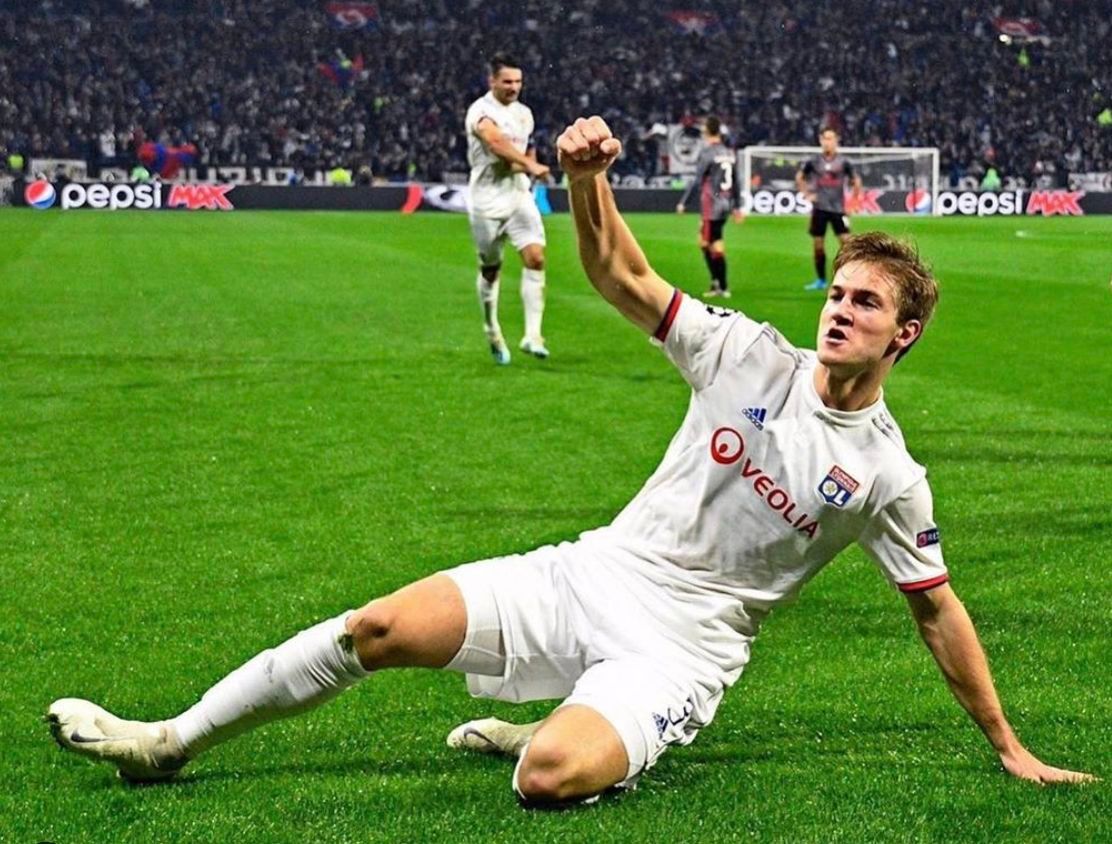  Andersen celebra un gol con el Olympique de Lyon.