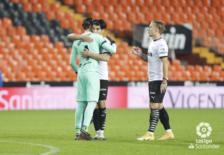  Carlos Soler abraza a Jaume tras acabar el duelo ante el Getafe.