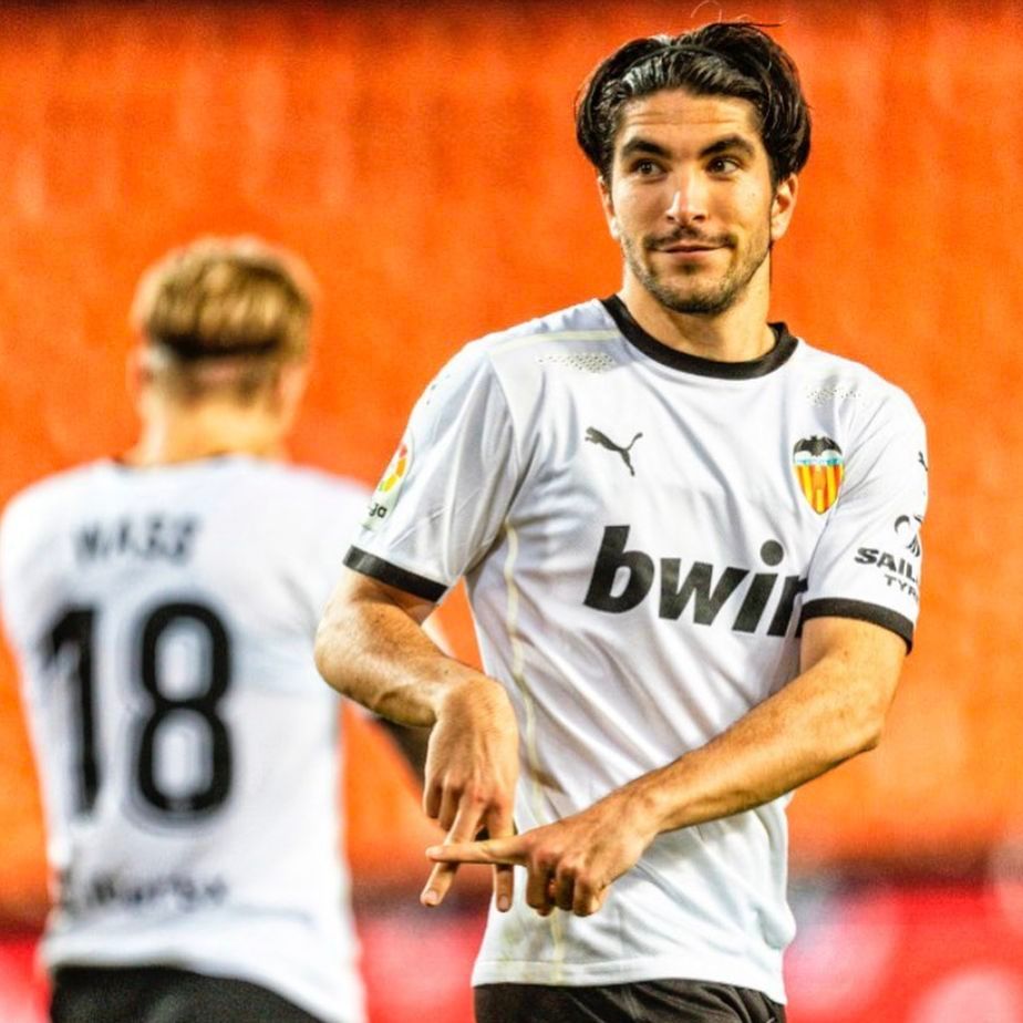 Carlos Soler celebra un gol contra el Real Madrid