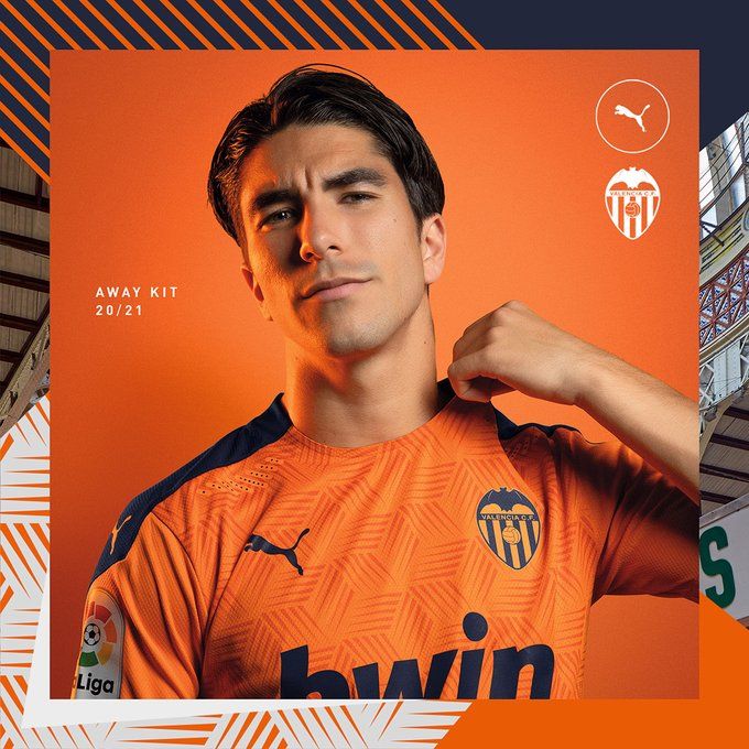  Carlos Soler con la segunda equipación.