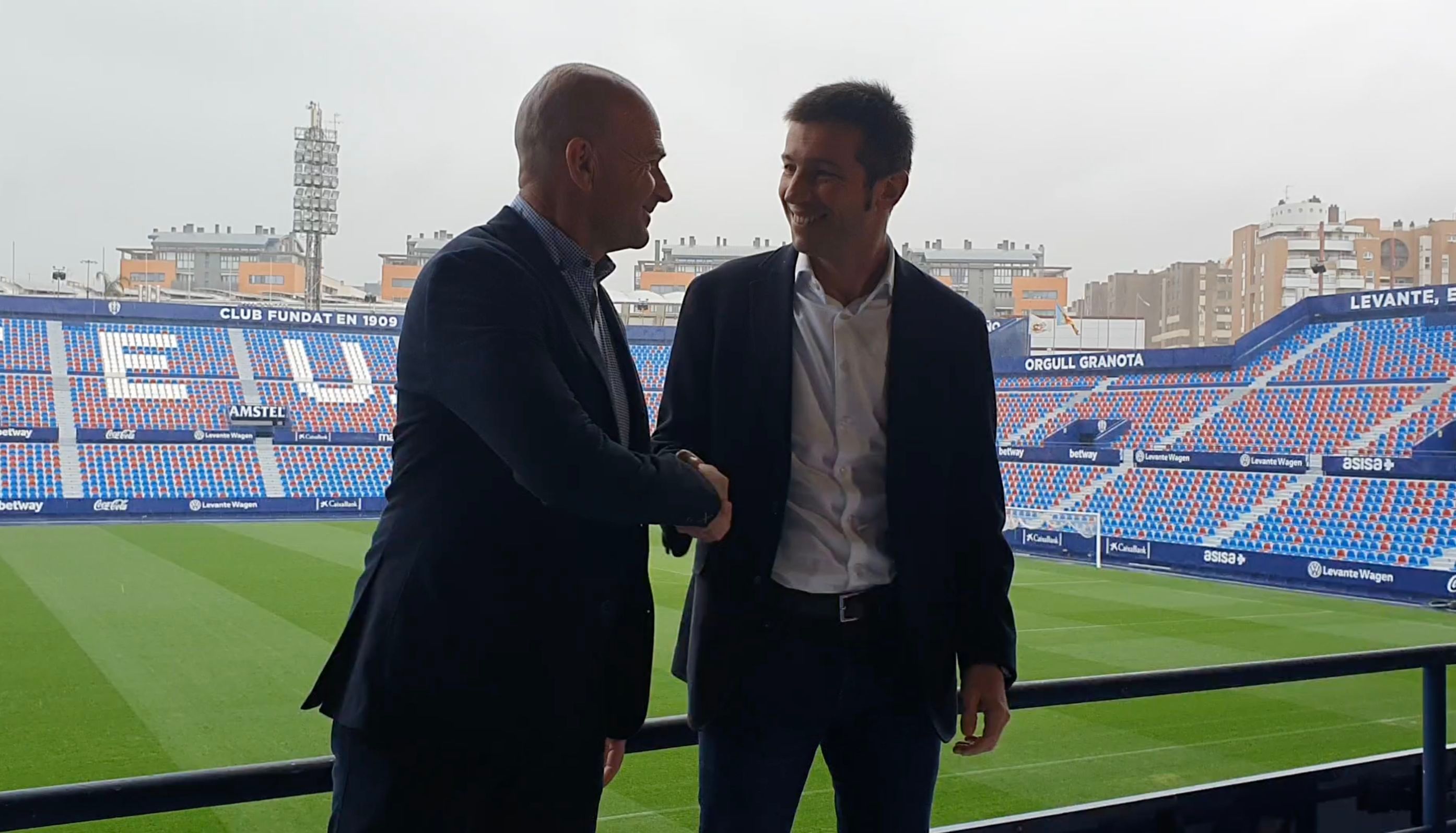  Cordialidad entre los entrenadores de los equipos valencianos de cara al derbi del sábado.