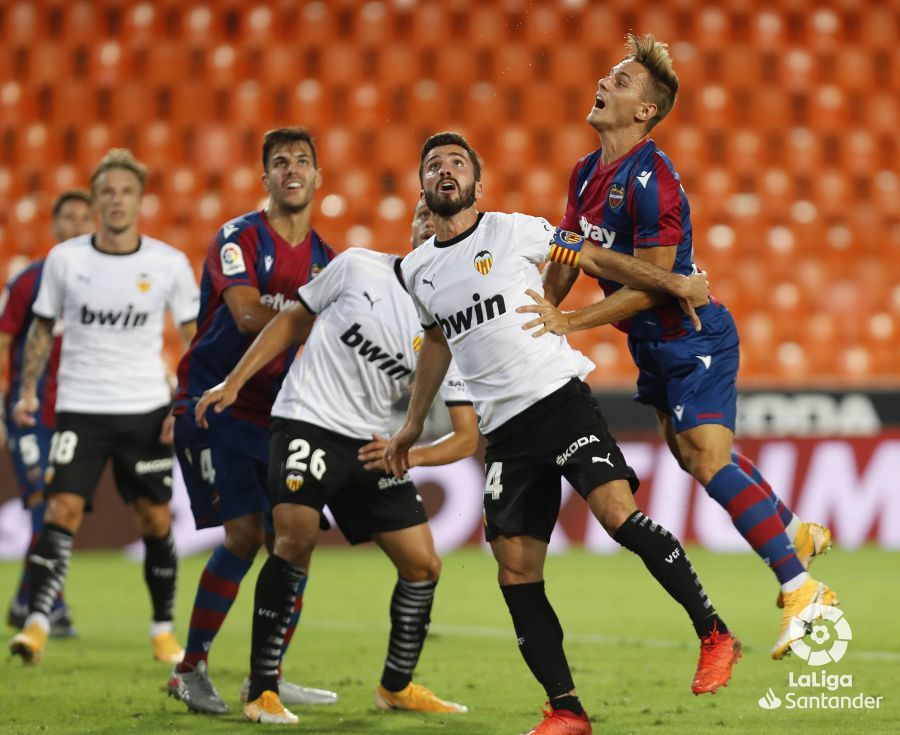  Dani Gómez en el derbi en Mestalla.