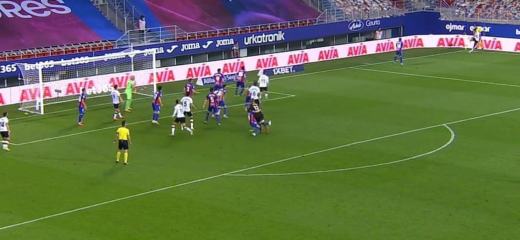  Derribo de Cristóforo a Cillessen en el área del Éibar.