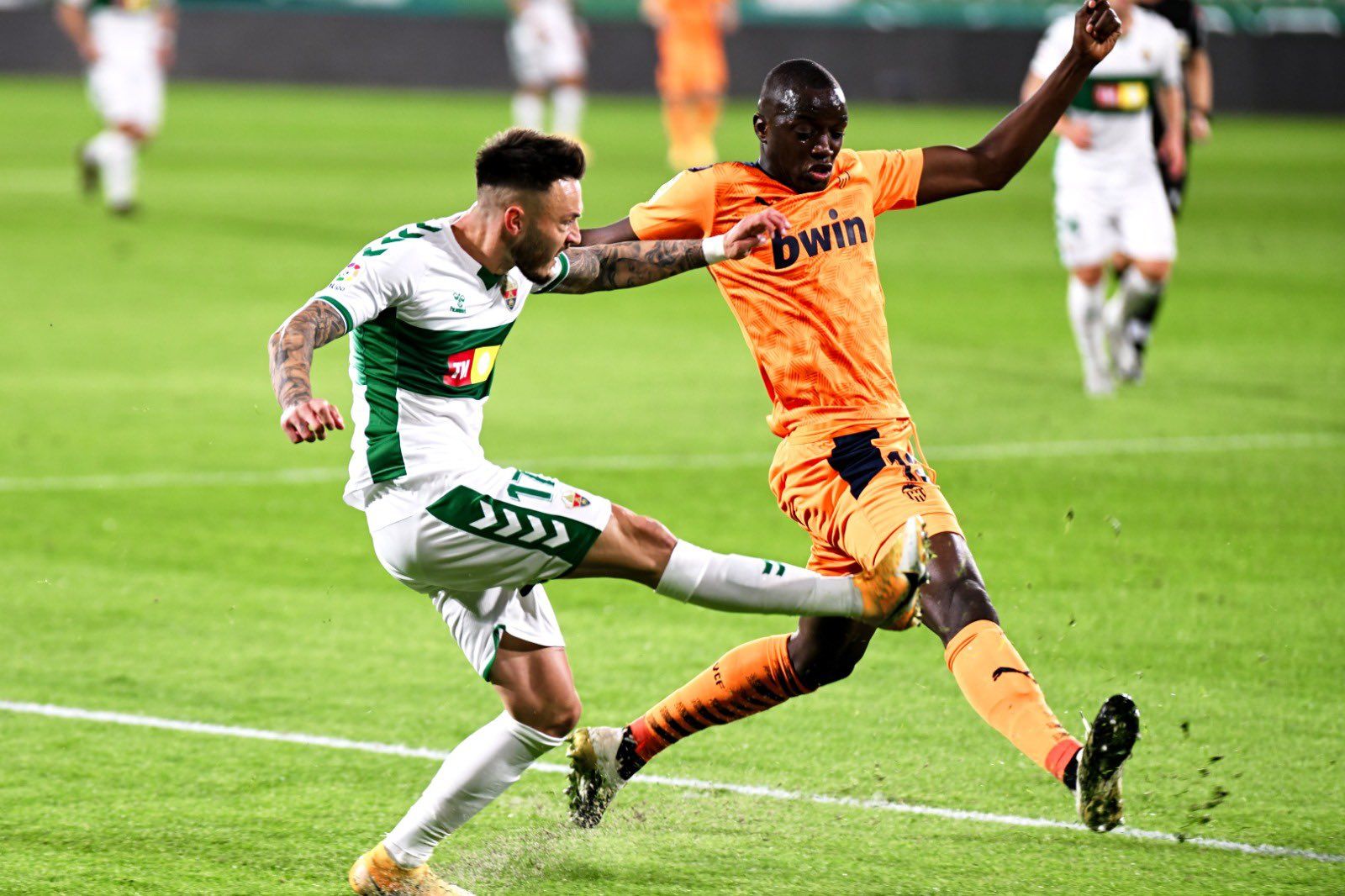 Diakhaby trata de abortar un ataque del Elche.