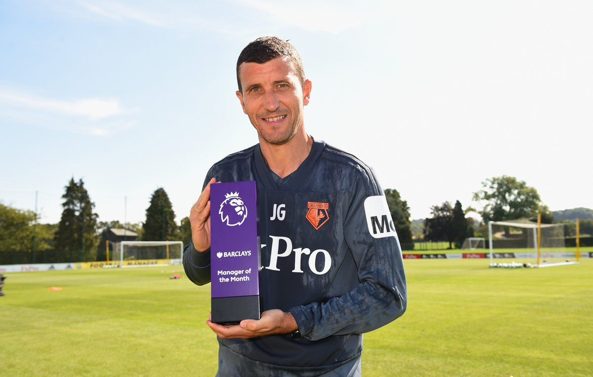 Javi Gracia con el trofeo de mejor entrenador de agosto..