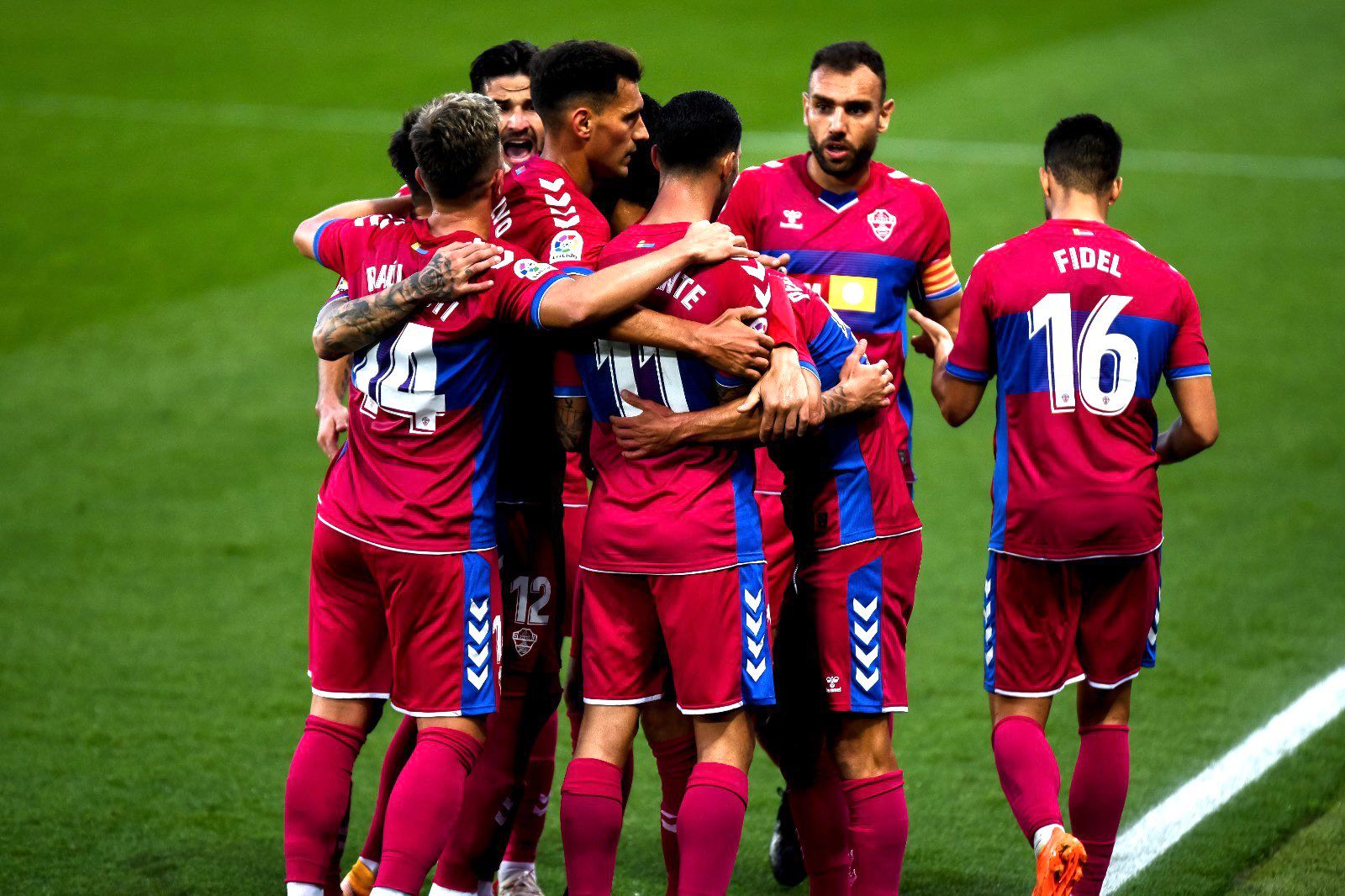  El Elche celebra su victoria contra el Alavés antes de encomendarse al Papa Francisco