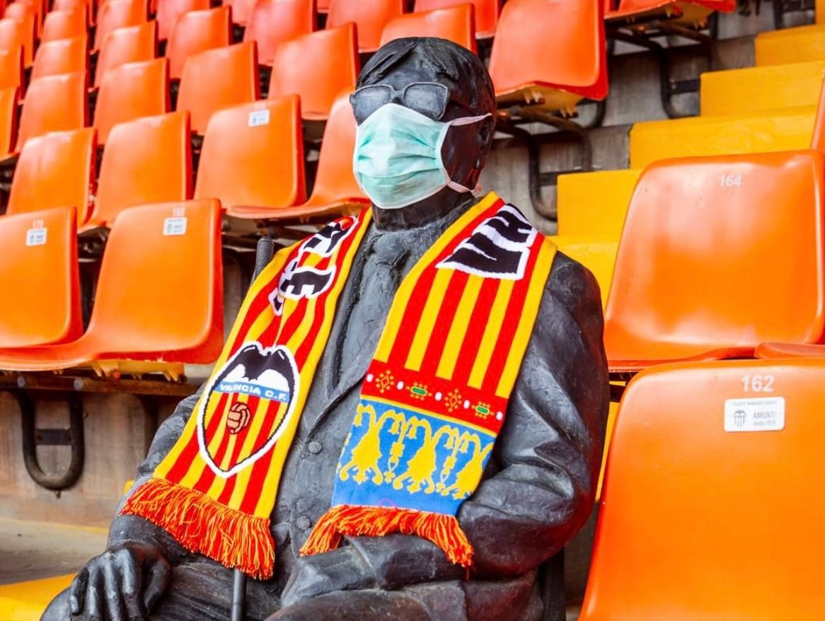  Estatua de Mestalla con mascarilla