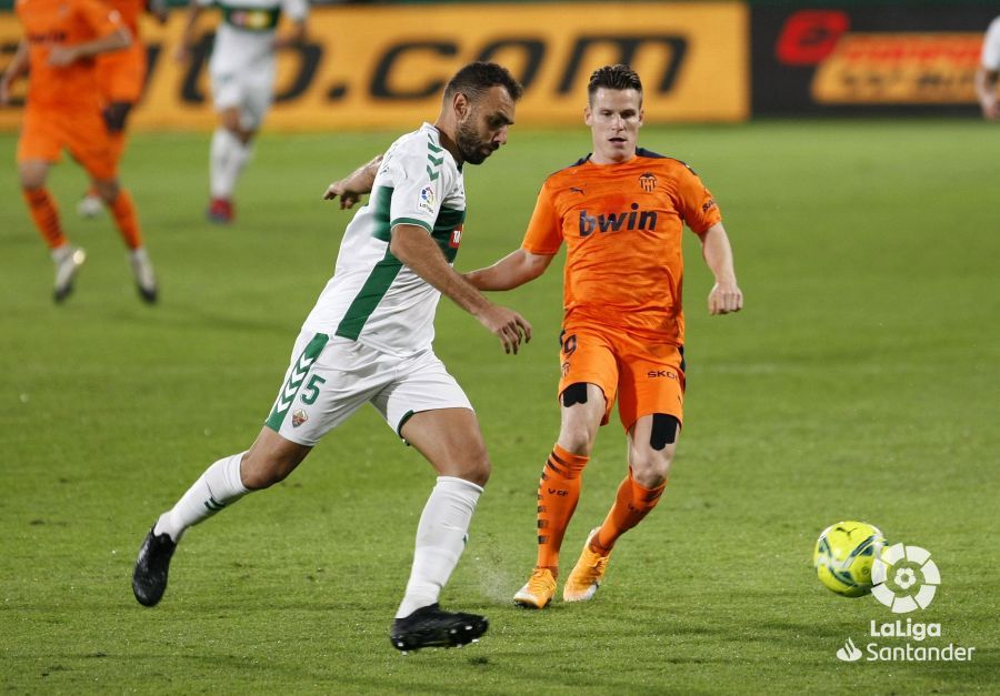  Gameiro, atento al balón durante el partido ante el Elche.