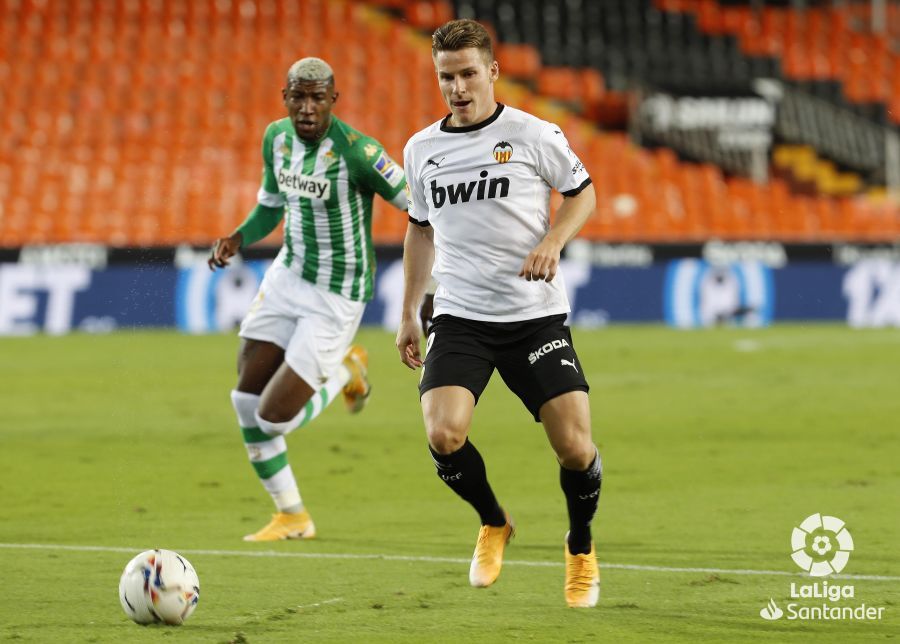  Gameiro controla el balón ante Emerson.