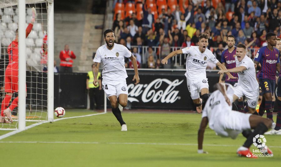  Garay celebra el 1-0 ante el Barça.