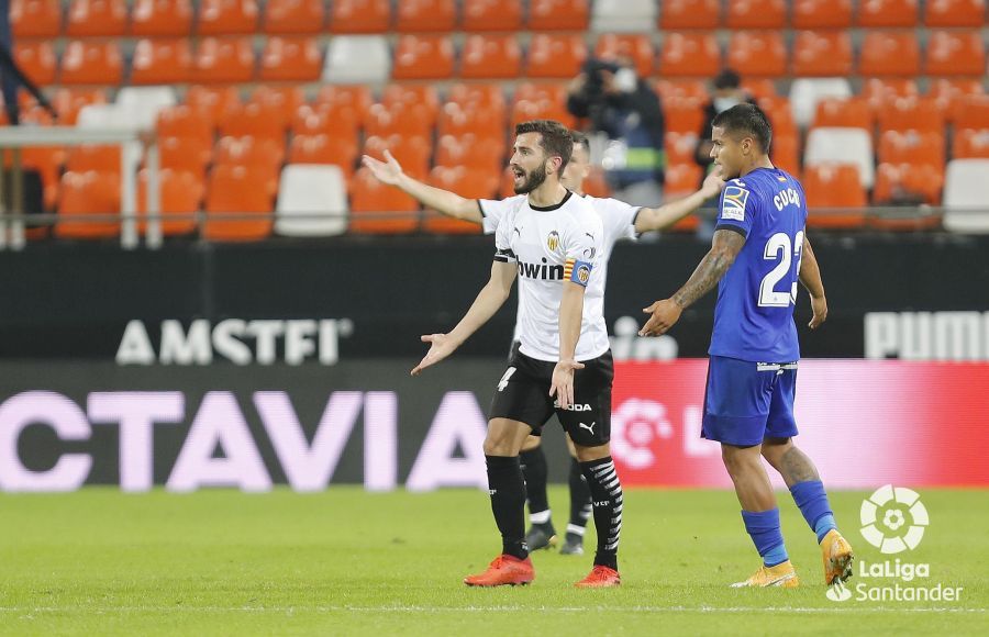  Gayà protesta al árbitro levantando las manos.