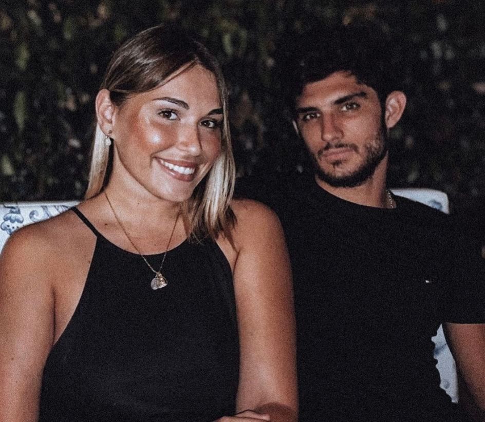  Guedes posa junto a su novia.