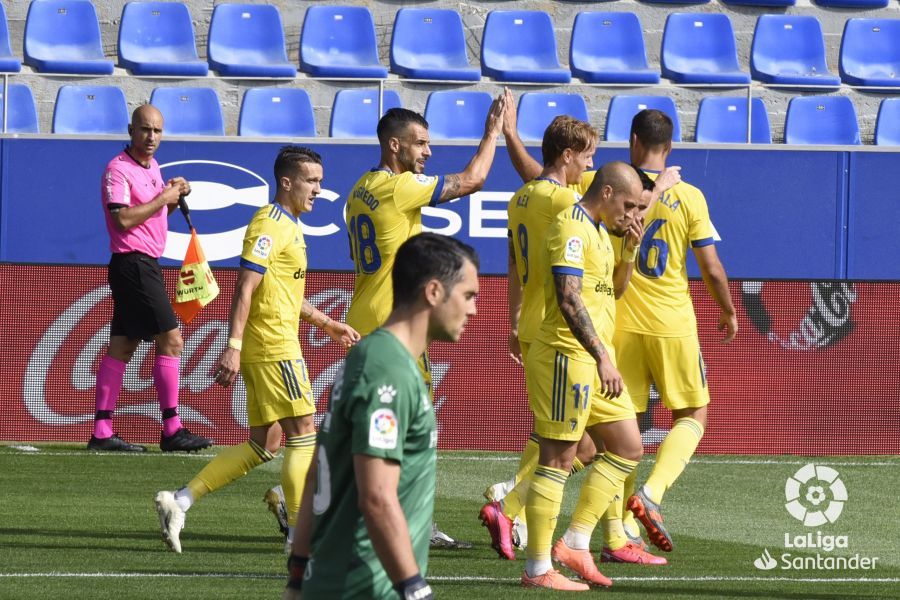  Los jugadores del Cádiz celebran el gol ante el Huesca
