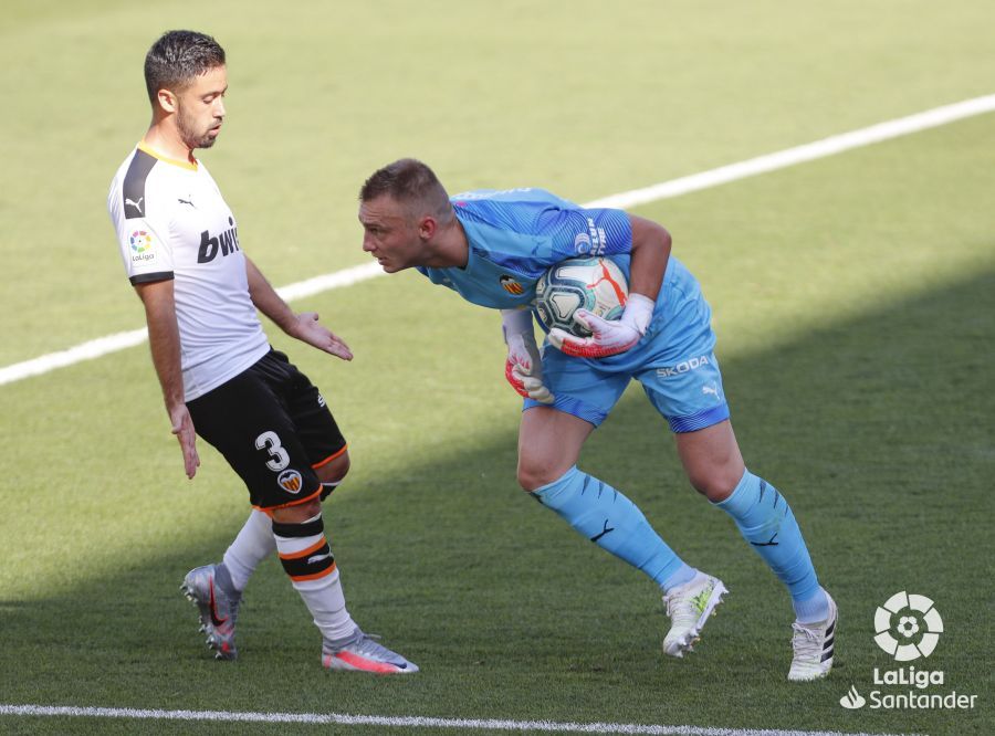  Jaume Costa cubre para que Cillessen atrape.