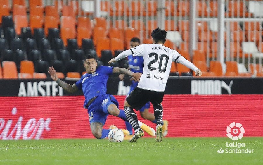  Kang In Lee lucha por el balón.