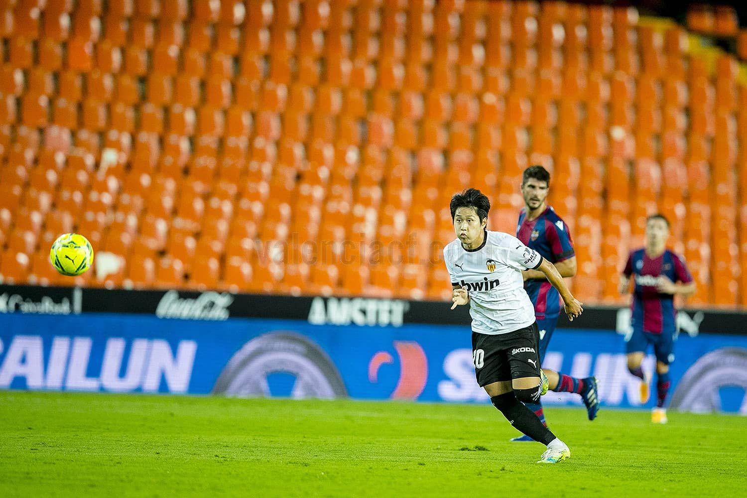  Fichajes Valencia CF: Se rumorea la posible salida de Kangin Lee en el mercado de invierno.