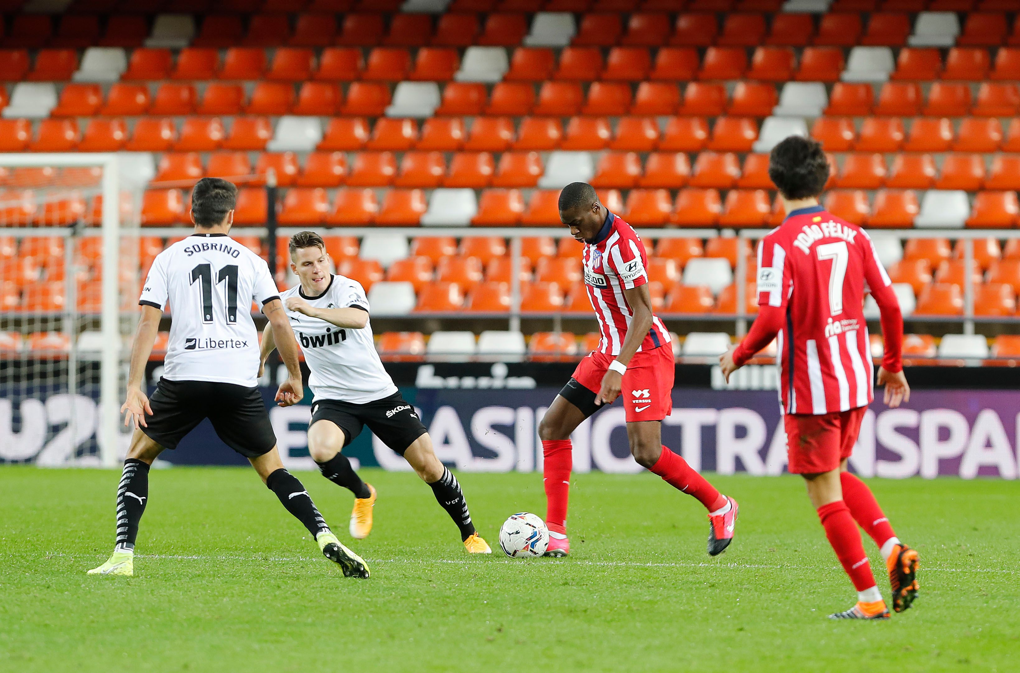  Gameiro y Kondogbia, durante el Valencia-Atleti.